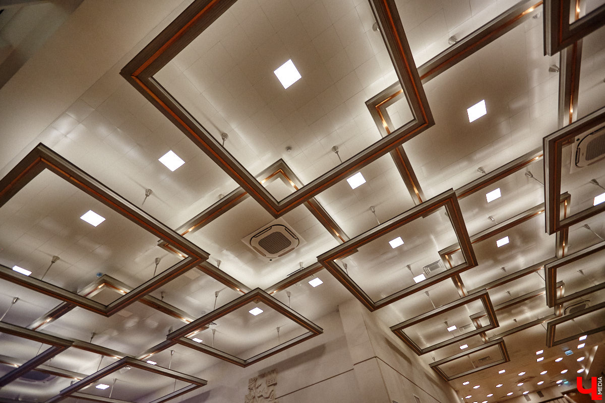 Театральная осень во Владимире началась под бравурные мелодии духового оркестра и звуки струнного ансамбля классической музыки: 10 октября здание драмтеатра, вселявшее грусть темными окнами более пяти лет, озарилось огнями, встретив первых зрителей. Как прошло «новоселье» на старом месте — смотрите в нашем фоторепортаже!