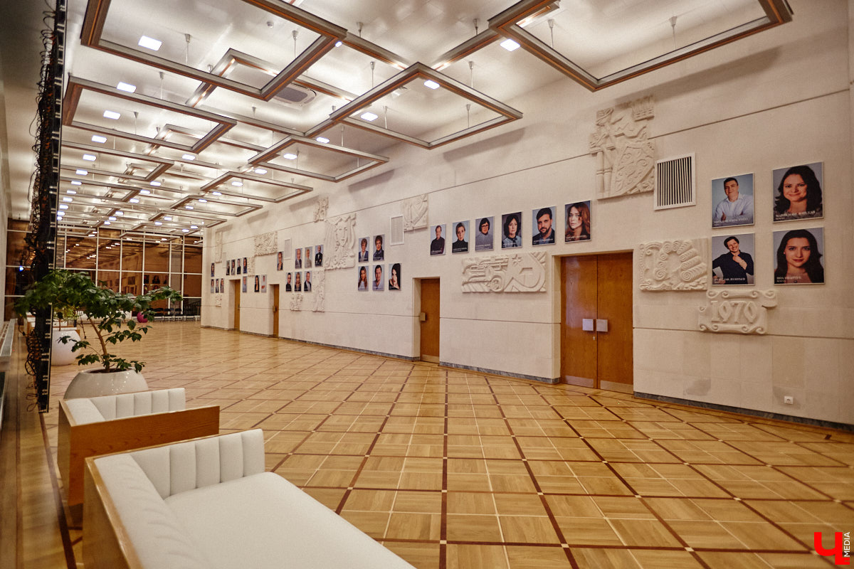 Театральная осень во Владимире началась под бравурные мелодии духового оркестра и звуки струнного ансамбля классической музыки: 10 октября здание драмтеатра, вселявшее грусть темными окнами более пяти лет, озарилось огнями, встретив первых зрителей. Как прошло «новоселье» на старом месте — смотрите в нашем фоторепортаже!