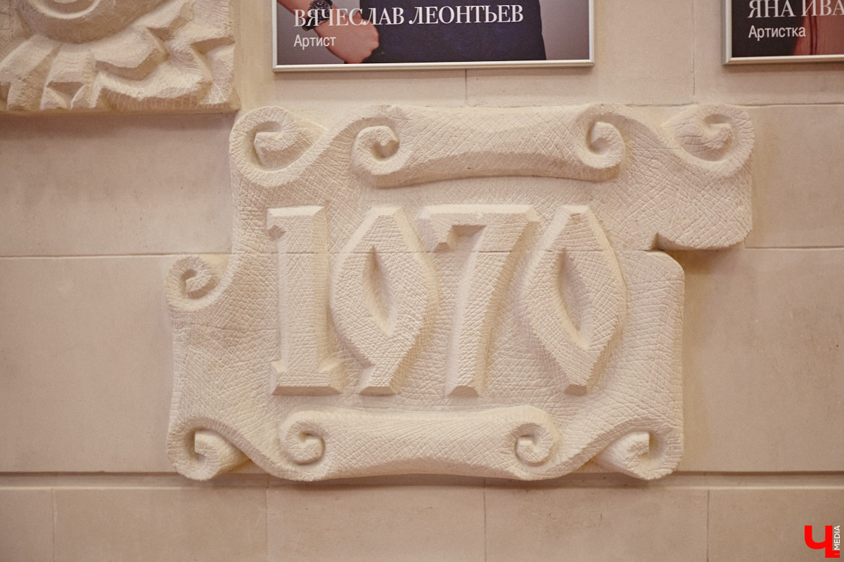 Театральная осень во Владимире началась под бравурные мелодии духового оркестра и звуки струнного ансамбля классической музыки: 10 октября здание драмтеатра, вселявшее грусть темными окнами более пяти лет, озарилось огнями, встретив первых зрителей. Как прошло «новоселье» на старом месте — смотрите в нашем фоторепортаже!