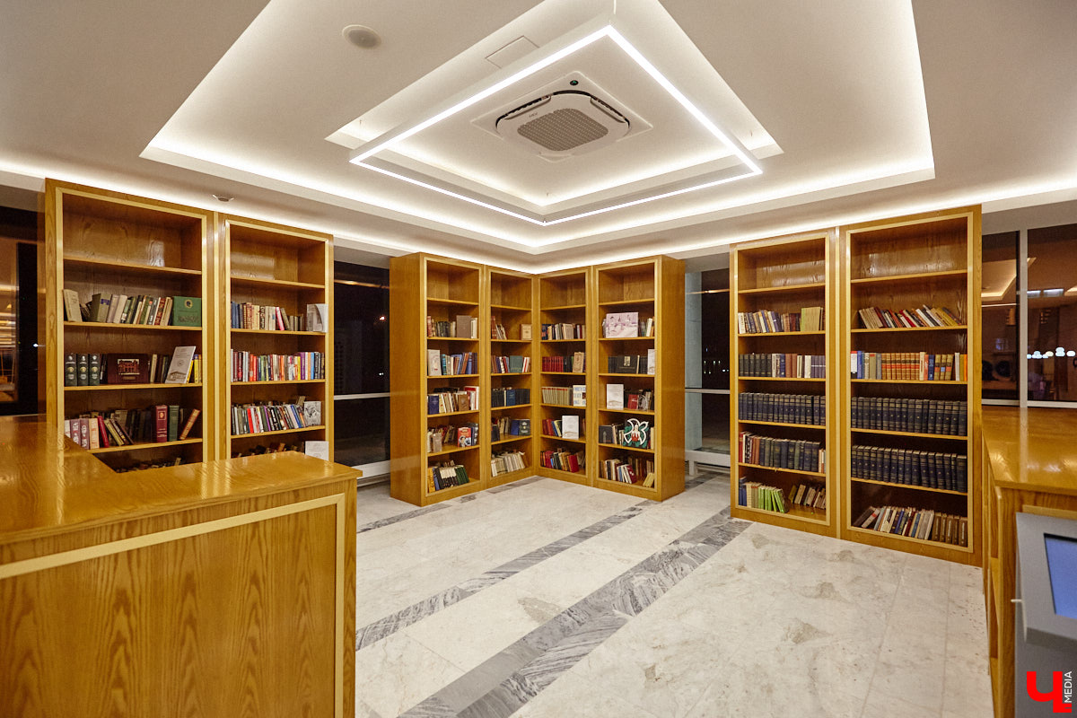 Театральная осень во Владимире началась под бравурные мелодии духового оркестра и звуки струнного ансамбля классической музыки: 10 октября здание драмтеатра, вселявшее грусть темными окнами более пяти лет, озарилось огнями, встретив первых зрителей. Как прошло «новоселье» на старом месте — смотрите в нашем фоторепортаже!