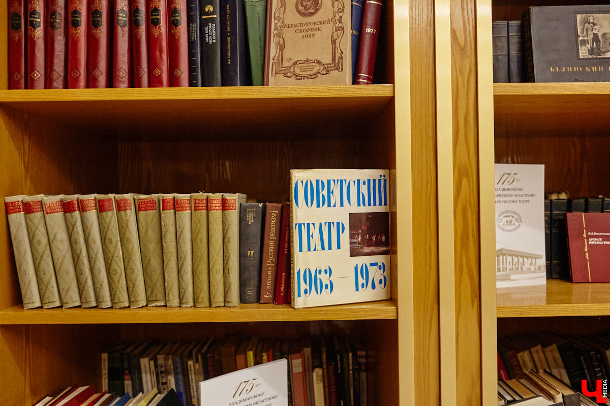 Театральная осень во Владимире началась под бравурные мелодии духового оркестра и звуки струнного ансамбля классической музыки: 10 октября здание драмтеатра, вселявшее грусть темными окнами более пяти лет, озарилось огнями, встретив первых зрителей. Как прошло «новоселье» на старом месте — смотрите в нашем фоторепортаже!