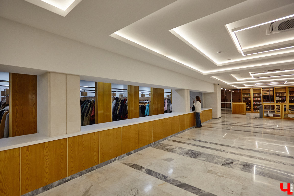 Театральная осень во Владимире началась под бравурные мелодии духового оркестра и звуки струнного ансамбля классической музыки: 10 октября здание драмтеатра, вселявшее грусть темными окнами более пяти лет, озарилось огнями, встретив первых зрителей. Как прошло «новоселье» на старом месте — смотрите в нашем фоторепортаже!