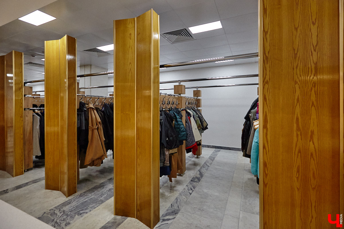 Театральная осень во Владимире началась под бравурные мелодии духового оркестра и звуки струнного ансамбля классической музыки: 10 октября здание драмтеатра, вселявшее грусть темными окнами более пяти лет, озарилось огнями, встретив первых зрителей. Как прошло «новоселье» на старом месте — смотрите в нашем фоторепортаже!