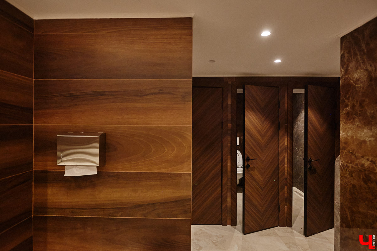 Театральная осень во Владимире началась под бравурные мелодии духового оркестра и звуки струнного ансамбля классической музыки: 10 октября здание драмтеатра, вселявшее грусть темными окнами более пяти лет, озарилось огнями, встретив первых зрителей. Как прошло «новоселье» на старом месте — смотрите в нашем фоторепортаже!