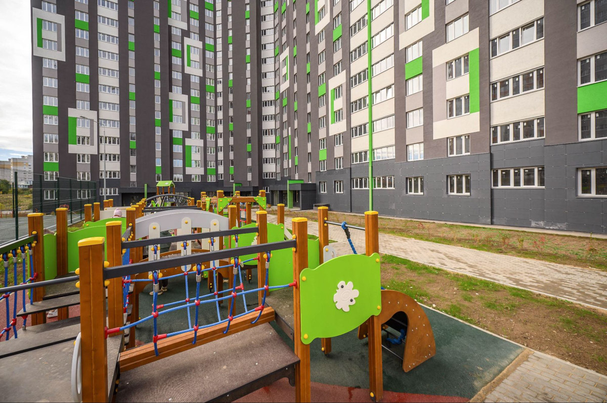 Во Владимире сдан четвертый дом смарт-квартала VERIZINO life. В ближайшее время более 400 семей получат ключи от новеньких квартир. Пока новосёлы собирают коробки для переезда, рассказываем, чем этот квартал привлекает молодые семьи и почему о нем положительно отзываются многие родители города.