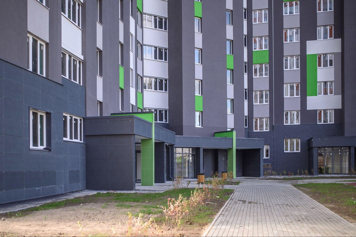 Во Владимире сдан четвертый дом смарт-квартала VERIZINO life. В ближайшее время более 400 семей получат ключи от новеньких квартир. Пока новосёлы собирают коробки для переезда, рассказываем, чем этот квартал привлекает молодые семьи и почему о нем положительно отзываются многие родители города.