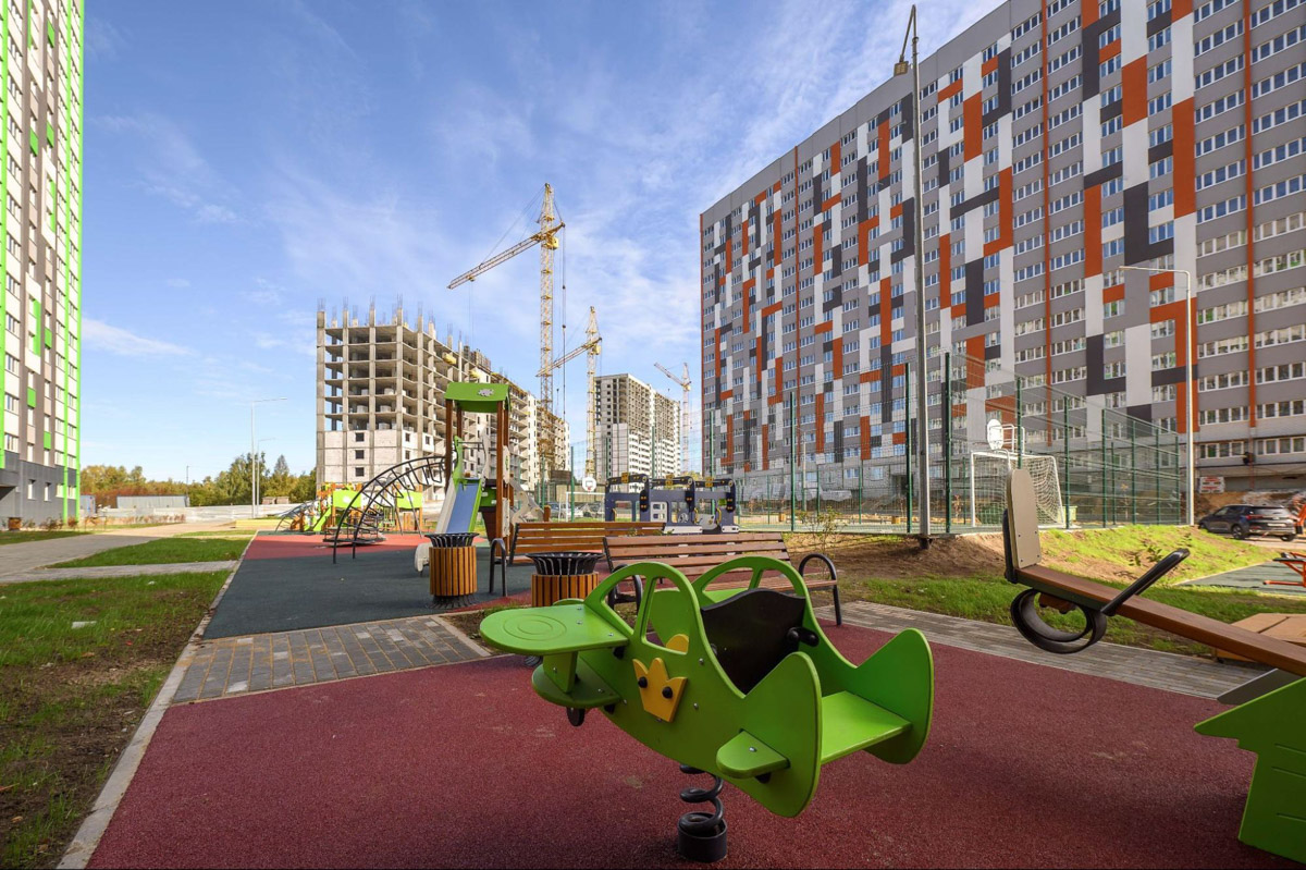 Во Владимире сдан четвертый дом смарт-квартала VERIZINO life. В ближайшее время более 400 семей получат ключи от новеньких квартир. Пока новосёлы собирают коробки для переезда, рассказываем, чем этот квартал привлекает молодые семьи и почему о нем положительно отзываются многие родители города.