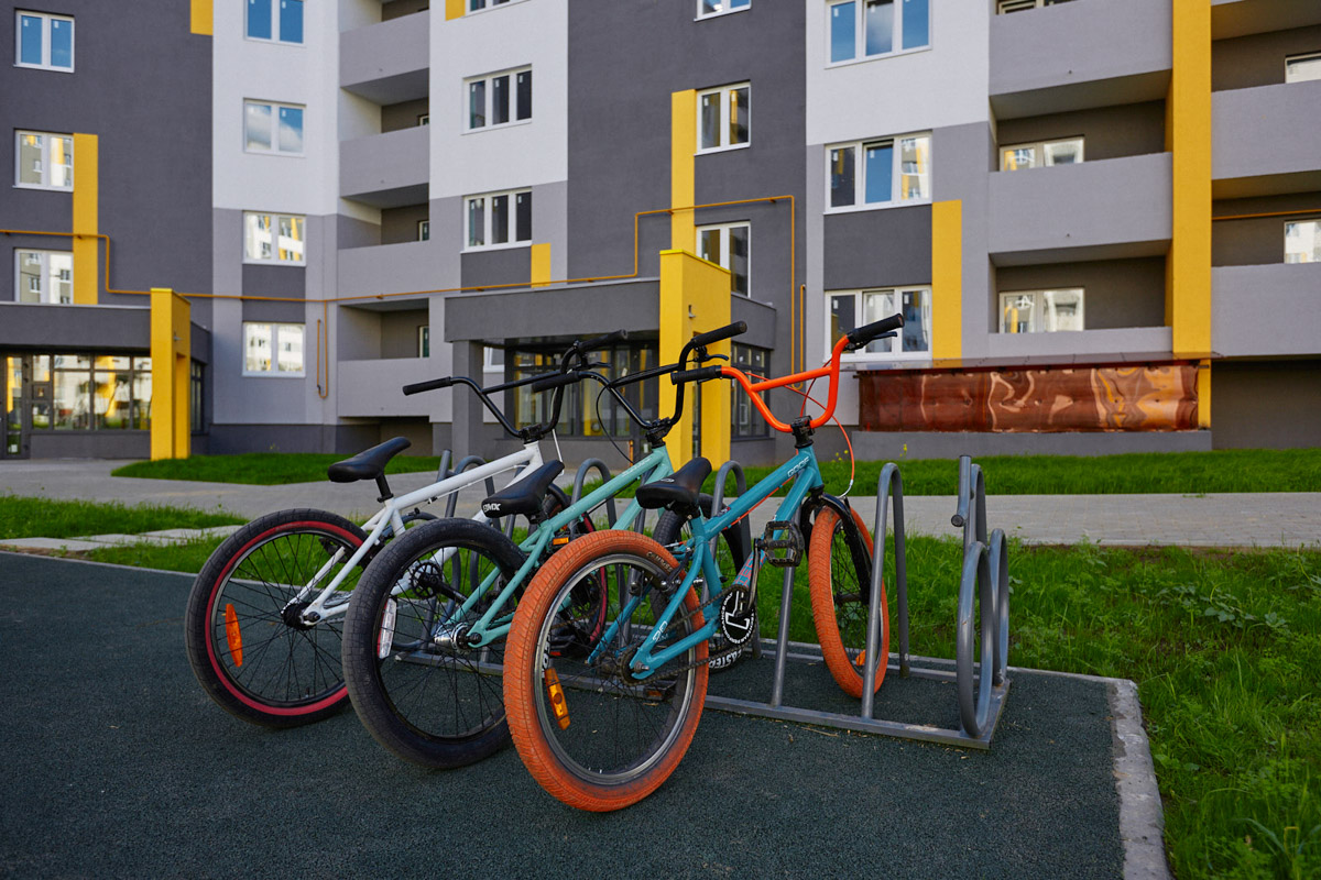 Во Владимире сдан четвертый дом смарт-квартала VERIZINO life. В ближайшее время более 400 семей получат ключи от новеньких квартир. Пока новосёлы собирают коробки для переезда, рассказываем, чем этот квартал привлекает молодые семьи и почему о нем положительно отзываются многие родители города.