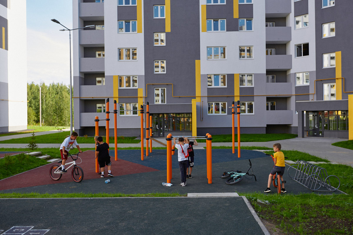 Во Владимире сдан четвертый дом смарт-квартала VERIZINO life. В ближайшее время более 400 семей получат ключи от новеньких квартир. Пока новосёлы собирают коробки для переезда, рассказываем, чем этот квартал привлекает молодые семьи и почему о нем положительно отзываются многие родители города.