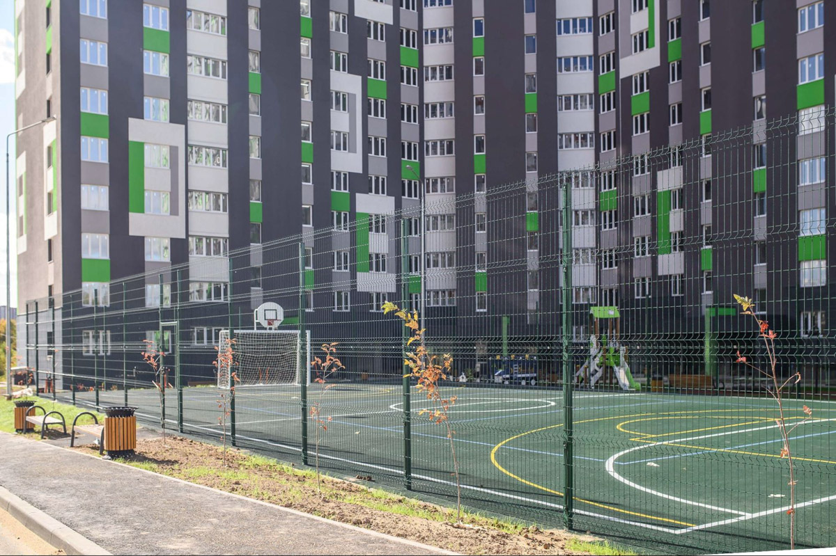 Во Владимире сдан четвертый дом смарт-квартала VERIZINO life. В ближайшее время более 400 семей получат ключи от новеньких квартир. Пока новосёлы собирают коробки для переезда, рассказываем, чем этот квартал привлекает молодые семьи и почему о нем положительно отзываются многие родители города.