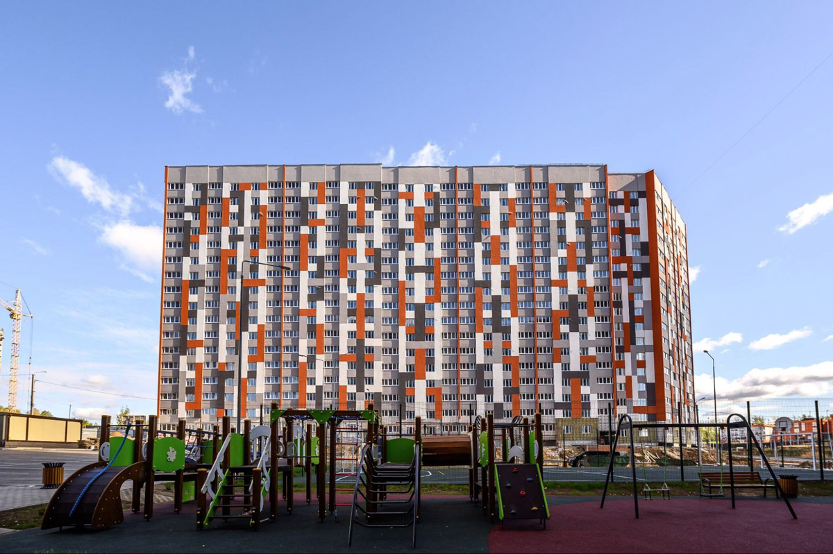 Во Владимире сдан четвертый дом смарт-квартала VERIZINO life. В ближайшее время более 400 семей получат ключи от новеньких квартир. Пока новосёлы собирают коробки для переезда, рассказываем, чем этот квартал привлекает молодые семьи и почему о нем положительно отзываются многие родители города.