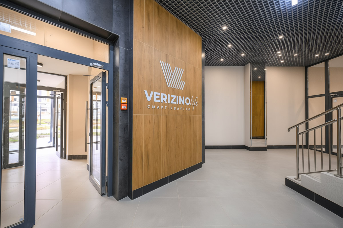 Во Владимире сдан четвертый дом смарт-квартала VERIZINO life. В ближайшее время более 400 семей получат ключи от новеньких квартир. Пока новосёлы собирают коробки для переезда, рассказываем, чем этот квартал привлекает молодые семьи и почему о нем положительно отзываются многие родители города.