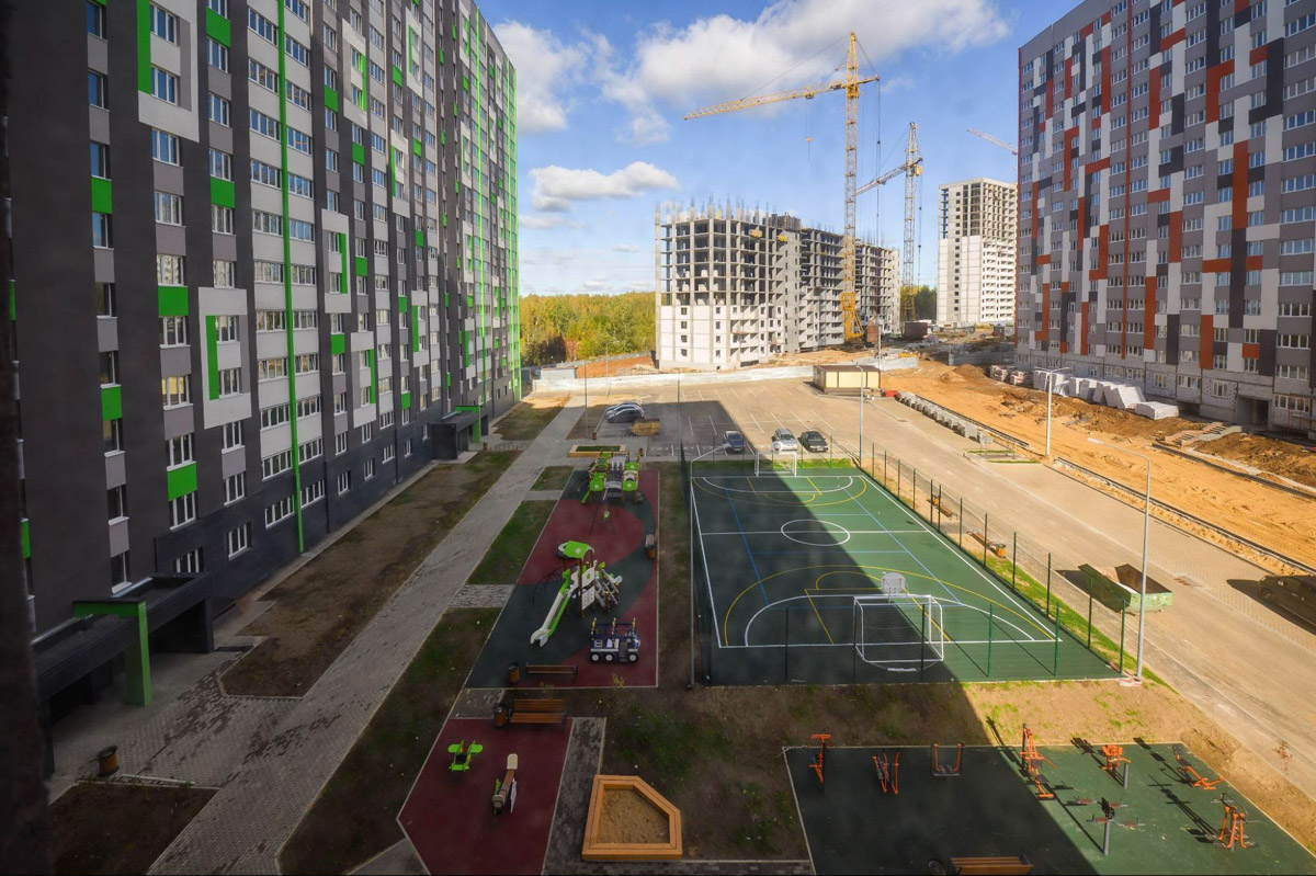 Во Владимире сдан четвертый дом смарт-квартала VERIZINO life. В ближайшее время более 400 семей получат ключи от новеньких квартир. Пока новосёлы собирают коробки для переезда, рассказываем, чем этот квартал привлекает молодые семьи и почему о нем положительно отзываются многие родители города.