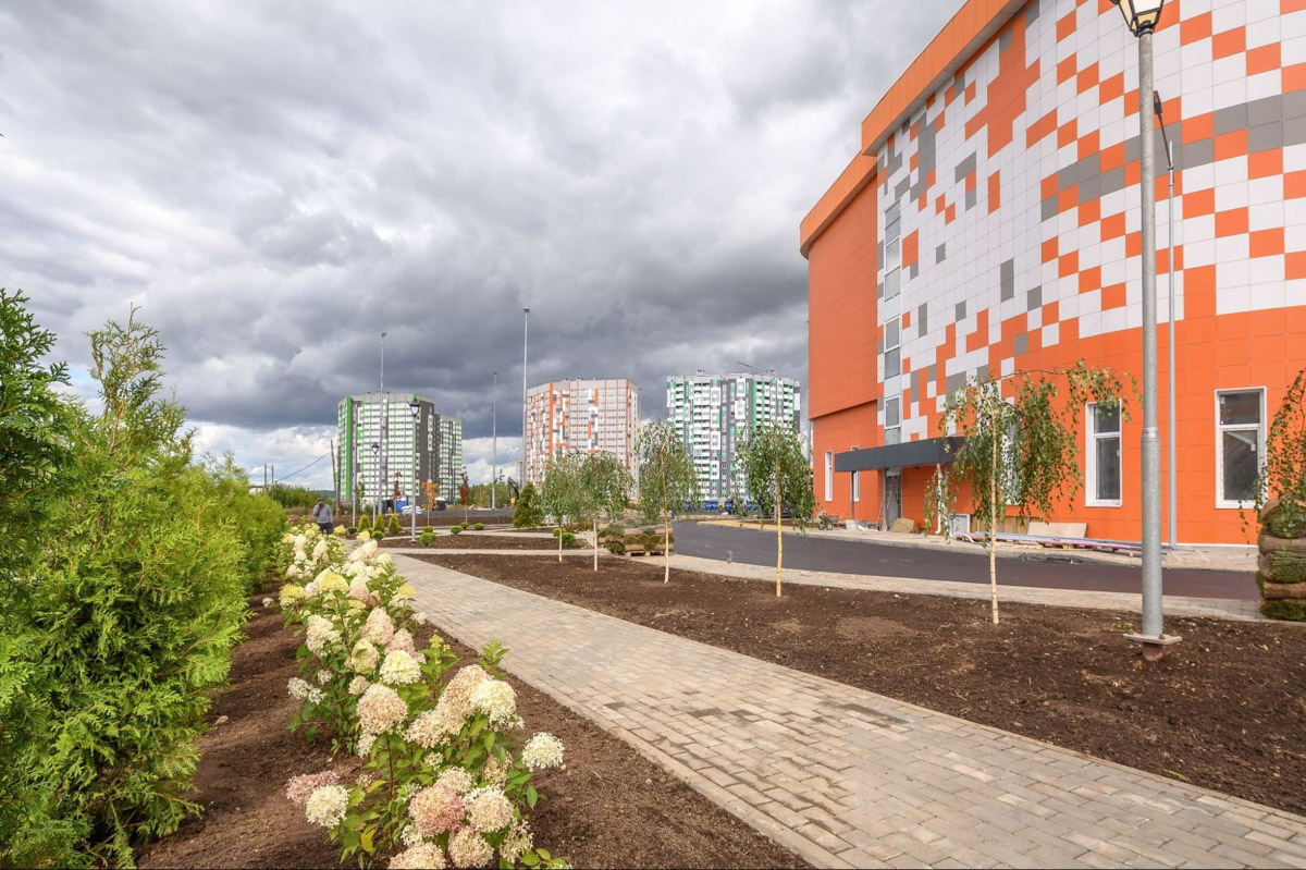 Во Владимире сдан четвертый дом смарт-квартала VERIZINO life. В ближайшее время более 400 семей получат ключи от новеньких квартир. Пока новосёлы собирают коробки для переезда, рассказываем, чем этот квартал привлекает молодые семьи и почему о нем положительно отзываются многие родители города.