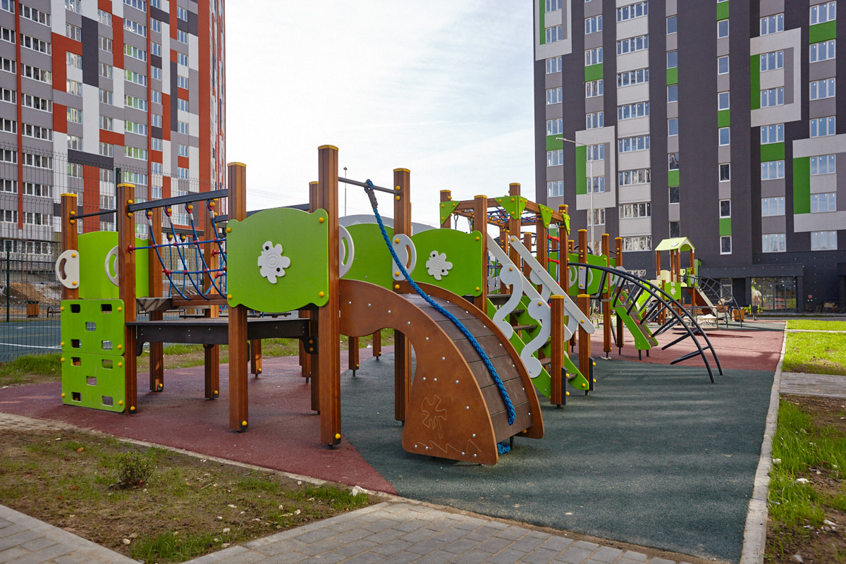 Во Владимире сдан четвертый дом смарт-квартала VERIZINO life. В ближайшее время более 400 семей получат ключи от новеньких квартир. Пока новосёлы собирают коробки для переезда, рассказываем, чем этот квартал привлекает молодые семьи и почему о нем положительно отзываются многие родители города.