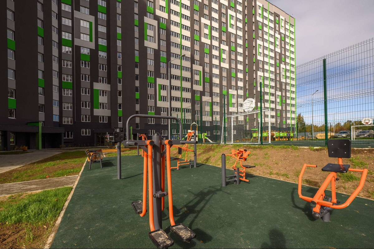 Во Владимире сдан четвертый дом смарт-квартала VERIZINO life. В ближайшее время более 400 семей получат ключи от новеньких квартир. Пока новосёлы собирают коробки для переезда, рассказываем, чем этот квартал привлекает молодые семьи и почему о нем положительно отзываются многие родители города.