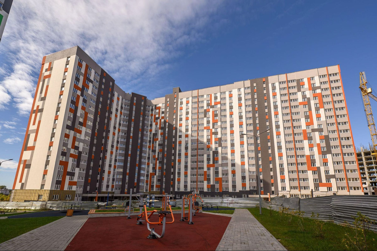 Во Владимире сдан четвертый дом смарт-квартала VERIZINO life. В ближайшее время более 400 семей получат ключи от новеньких квартир. Пока новосёлы собирают коробки для переезда, рассказываем, чем этот квартал привлекает молодые семьи и почему о нем положительно отзываются многие родители города.