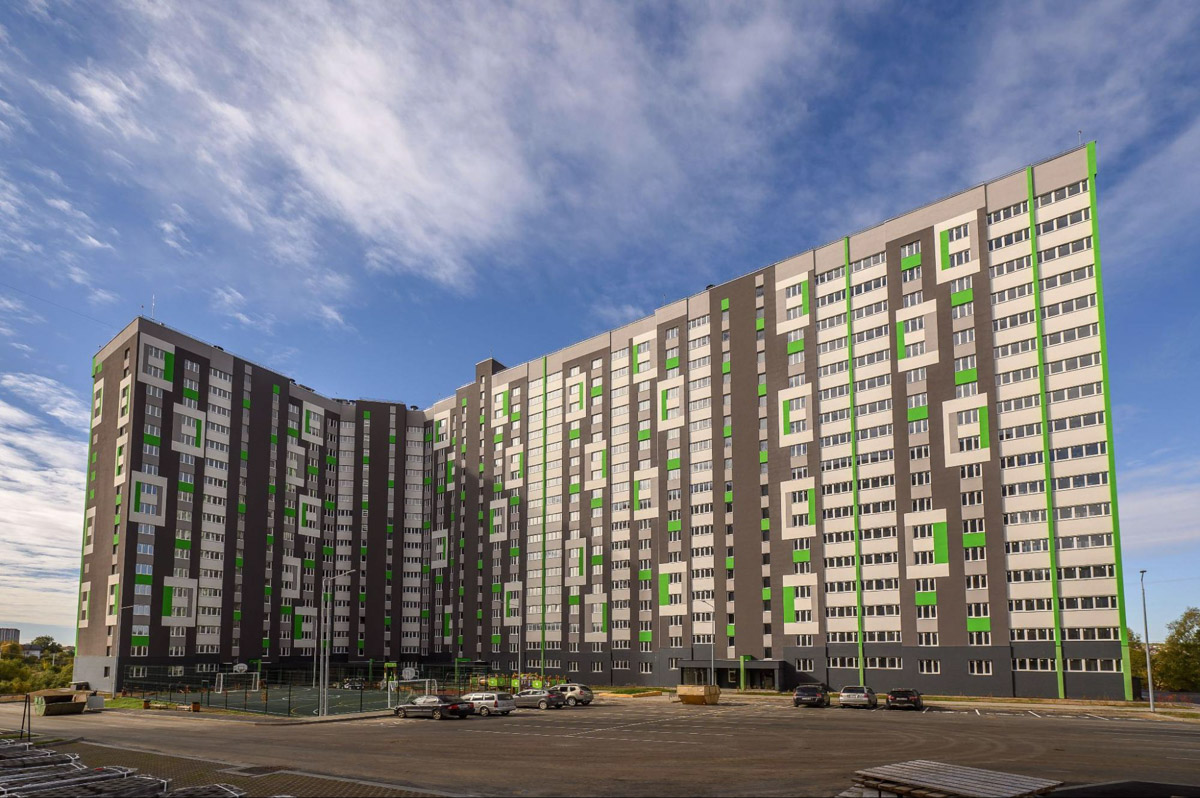 Во Владимире сдан четвертый дом смарт-квартала VERIZINO life. В ближайшее время более 400 семей получат ключи от новеньких квартир. Пока новосёлы собирают коробки для переезда, рассказываем, чем этот квартал привлекает молодые семьи и почему о нем положительно отзываются многие родители города.