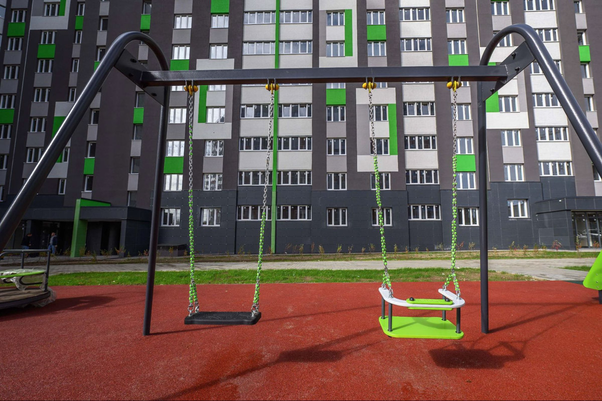 Во Владимире сдан четвертый дом смарт-квартала VERIZINO life. В ближайшее время более 400 семей получат ключи от новеньких квартир. Пока новосёлы собирают коробки для переезда, рассказываем, чем этот квартал привлекает молодые семьи и почему о нем положительно отзываются многие родители города.