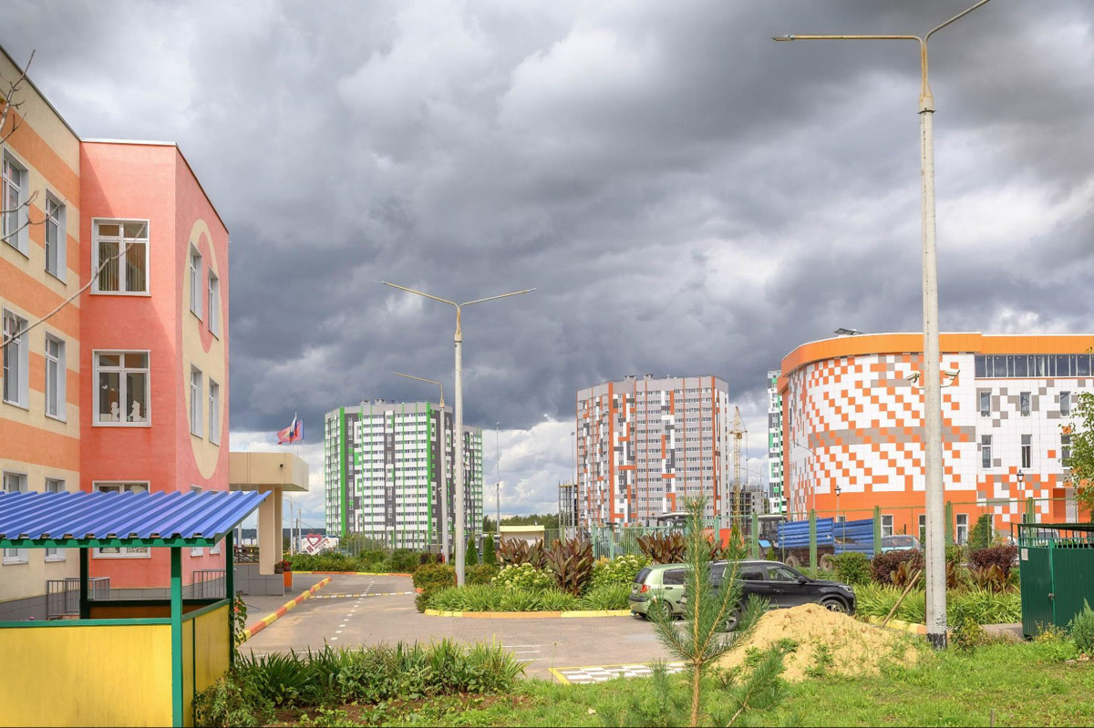 Во Владимире сдан четвертый дом смарт-квартала VERIZINO life. В ближайшее время более 400 семей получат ключи от новеньких квартир. Пока новосёлы собирают коробки для переезда, рассказываем, чем этот квартал привлекает молодые семьи и почему о нем положительно отзываются многие родители города.