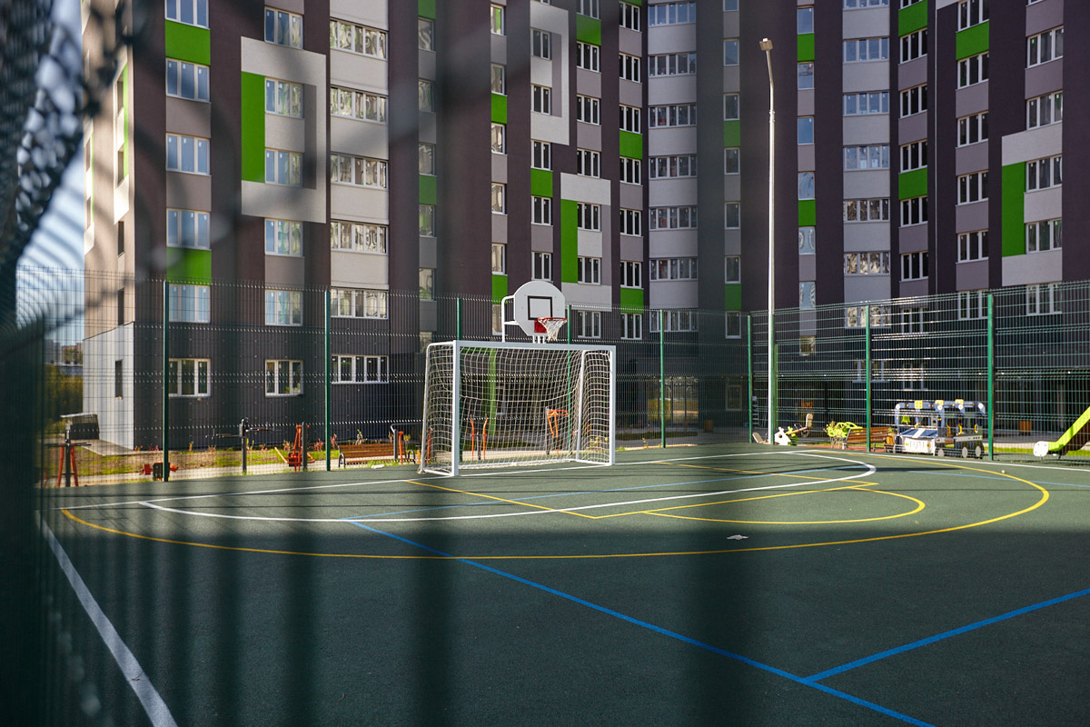 Во Владимире сдан четвертый дом смарт-квартала VERIZINO life. В ближайшее время более 400 семей получат ключи от новеньких квартир. Пока новосёлы собирают коробки для переезда, рассказываем, чем этот квартал привлекает молодые семьи и почему о нем положительно отзываются многие родители города.