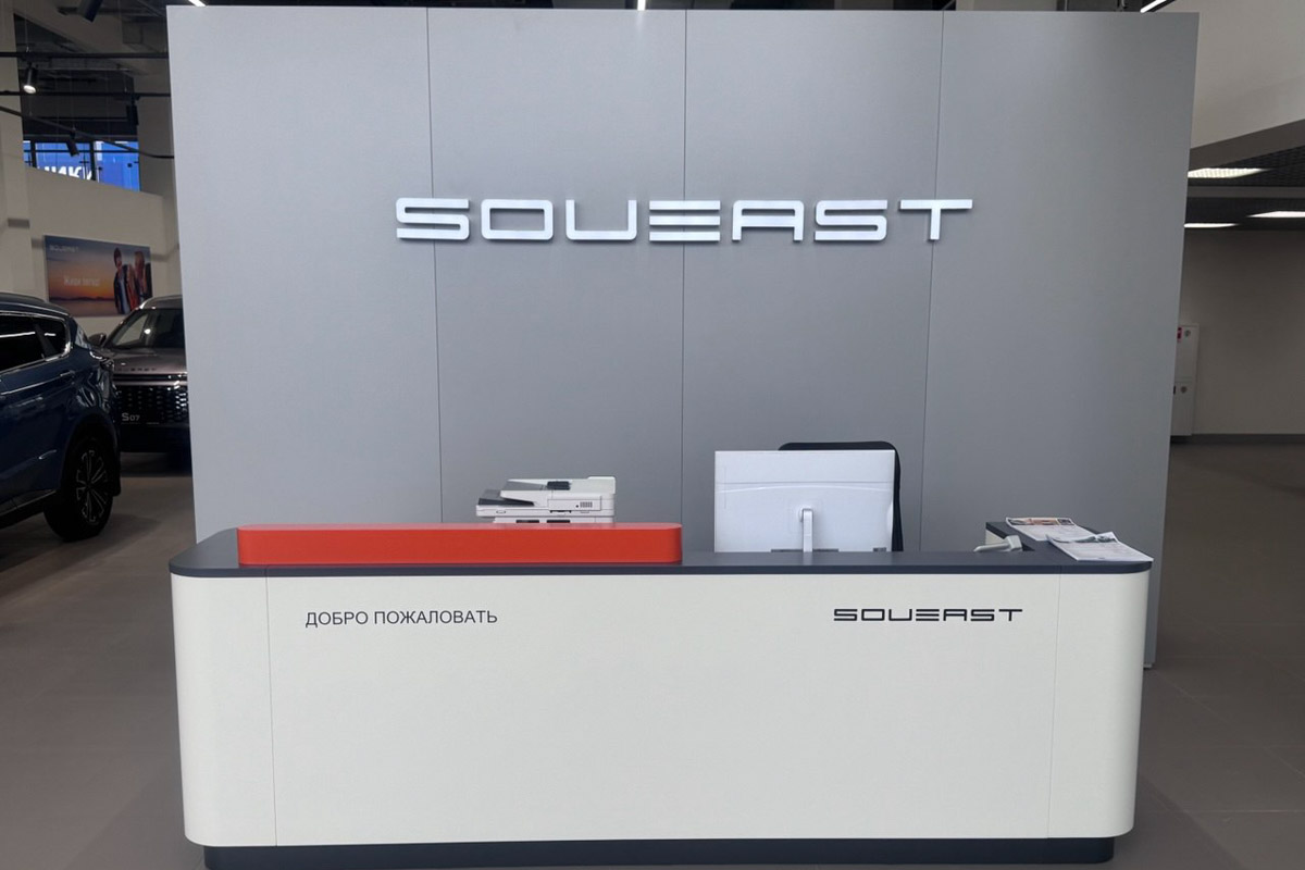 Дилерский центр SOUEAST от группы компаний «Техцентр Гранд» только недавно открылся на Куйбышева, 38 и сразу заявил высокий стандарт городского автосалона. Просторные залы, кофе в лаунже, детские зоны и, главное, кроссоверы, созданные для того, чтобы вы ездили легко. Мы зашли, посмотрели и готовы рассказать, чем новый салон живет и дышит.