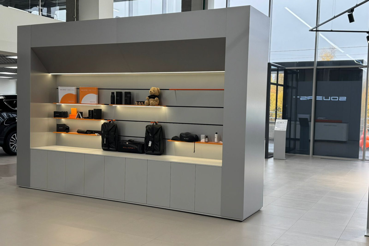 Дилерский центр SOUEAST от группы компаний «Техцентр Гранд» только недавно открылся на Куйбышева, 38 и сразу заявил высокий стандарт городского автосалона. Просторные залы, кофе в лаунже, детские зоны и, главное, кроссоверы, созданные для того, чтобы вы ездили легко. Мы зашли, посмотрели и готовы рассказать, чем новый салон живет и дышит.