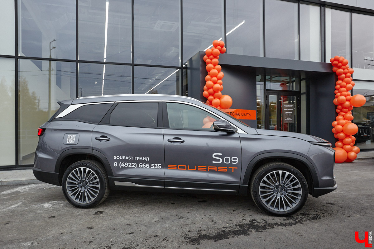 Дилерский центр SOUEAST от группы компаний «Техцентр Гранд» только недавно открылся на Куйбышева, 38 и сразу заявил высокий стандарт городского автосалона. Просторные залы, кофе в лаунже, детские зоны и, главное, кроссоверы, созданные для того, чтобы вы ездили легко. Мы зашли, посмотрели и готовы рассказать, чем новый салон живет и дышит.