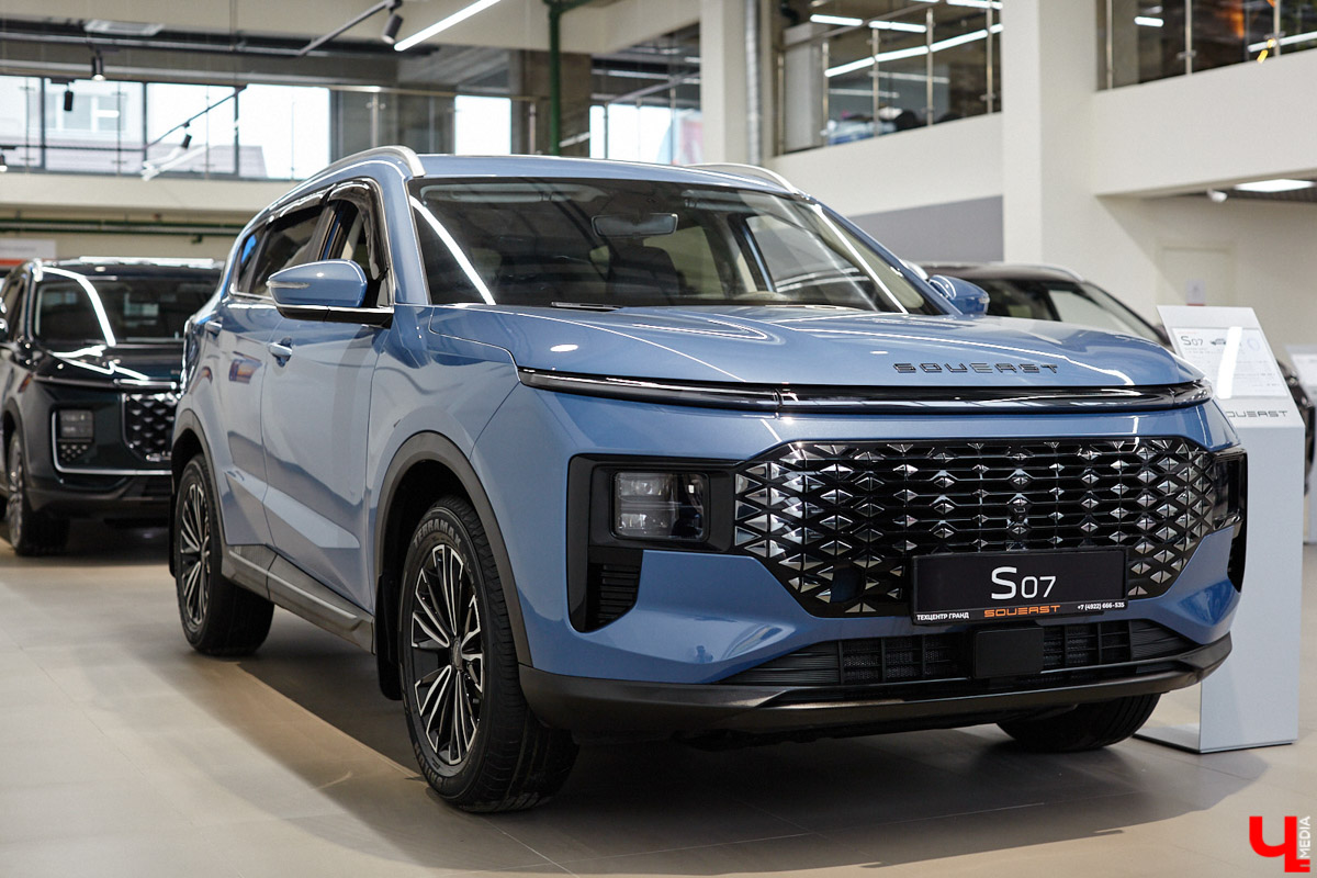 Дилерский центр SOUEAST от группы компаний «Техцентр Гранд» только недавно открылся на Куйбышева, 38 и сразу заявил высокий стандарт городского автосалона. Просторные залы, кофе в лаунже, детские зоны и, главное, кроссоверы, созданные для того, чтобы вы ездили легко. Мы зашли, посмотрели и готовы рассказать, чем новый салон живет и дышит.