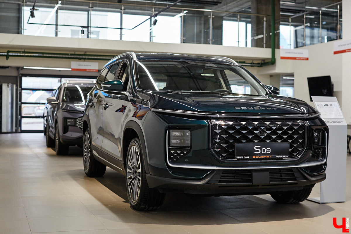 Дилерский центр SOUEAST от группы компаний «Техцентр Гранд» только недавно открылся на Куйбышева, 38 и сразу заявил высокий стандарт городского автосалона. Просторные залы, кофе в лаунже, детские зоны и, главное, кроссоверы, созданные для того, чтобы вы ездили легко. Мы зашли, посмотрели и готовы рассказать, чем новый салон живет и дышит.