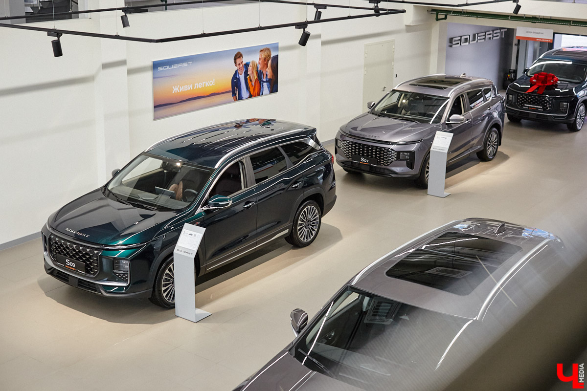 Дилерский центр SOUEAST от группы компаний «Техцентр Гранд» только недавно открылся на Куйбышева, 38 и сразу заявил высокий стандарт городского автосалона. Просторные залы, кофе в лаунже, детские зоны и, главное, кроссоверы, созданные для того, чтобы вы ездили легко. Мы зашли, посмотрели и готовы рассказать, чем новый салон живет и дышит.