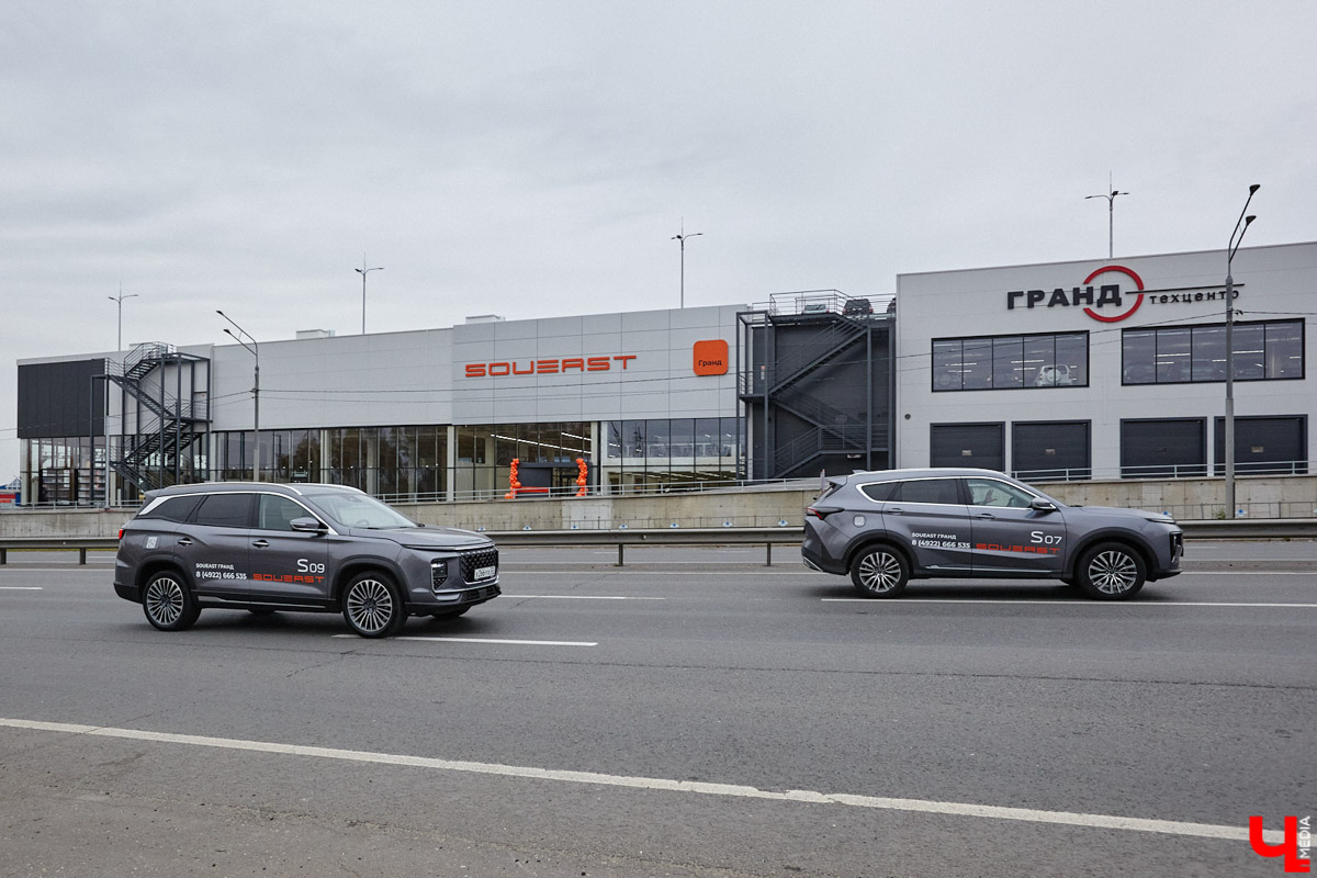 Дилерский центр SOUEAST от группы компаний «Техцентр Гранд» только недавно открылся на Куйбышева, 38 и сразу заявил высокий стандарт городского автосалона. Просторные залы, кофе в лаунже, детские зоны и, главное, кроссоверы, созданные для того, чтобы вы ездили легко. Мы зашли, посмотрели и готовы рассказать, чем новый салон живет и дышит.