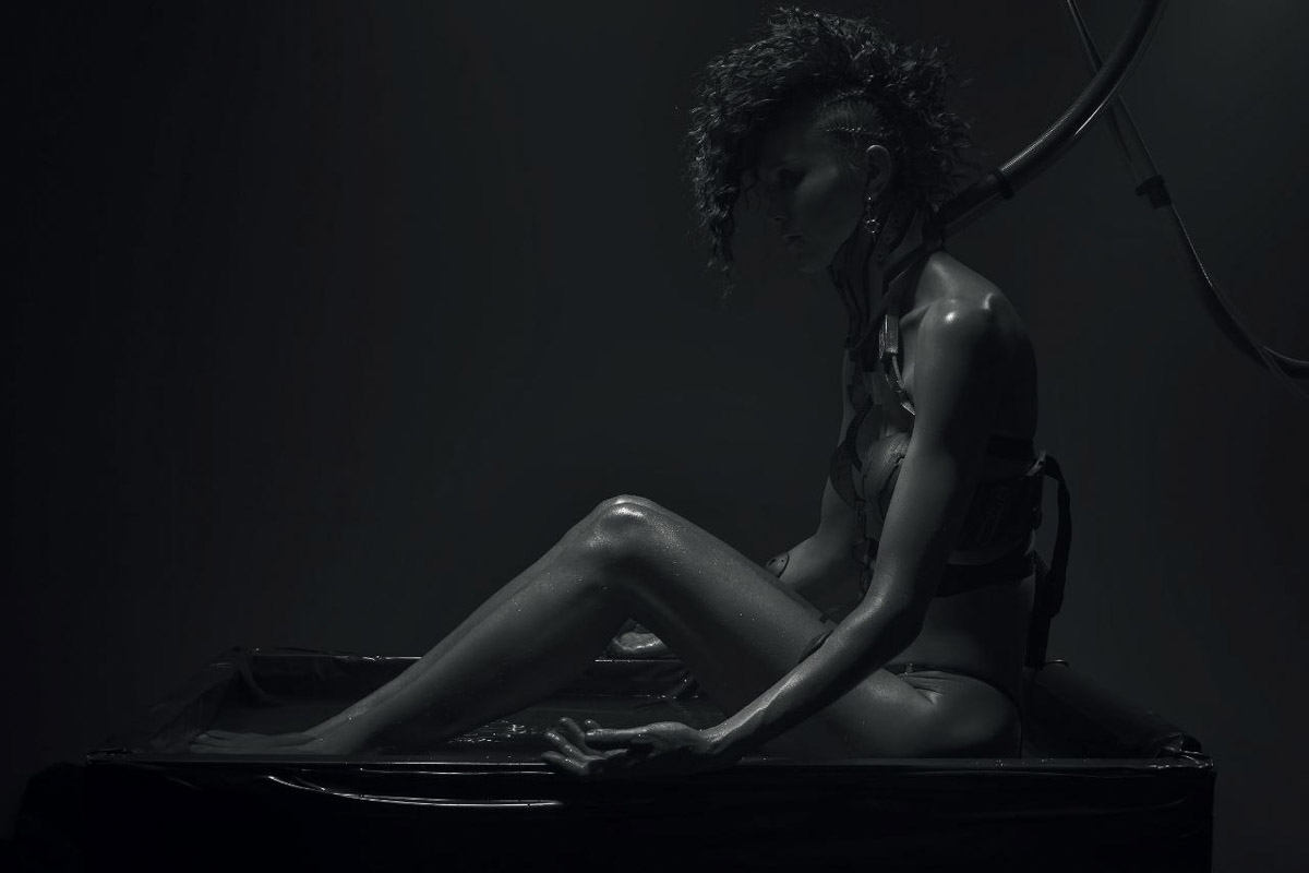 Есть во Владимире умельцы, создающие своими руками фантазийные миры, а заодно самые невероятные образы из потусторонних вселенных. Авторы концептуальных фотопроектов могут собрать ведьмино логово и перенести к далеким звездам на космическом корабле. О своих творческих вызовах владимирские ребята рассказали «Ключ-Медиа».