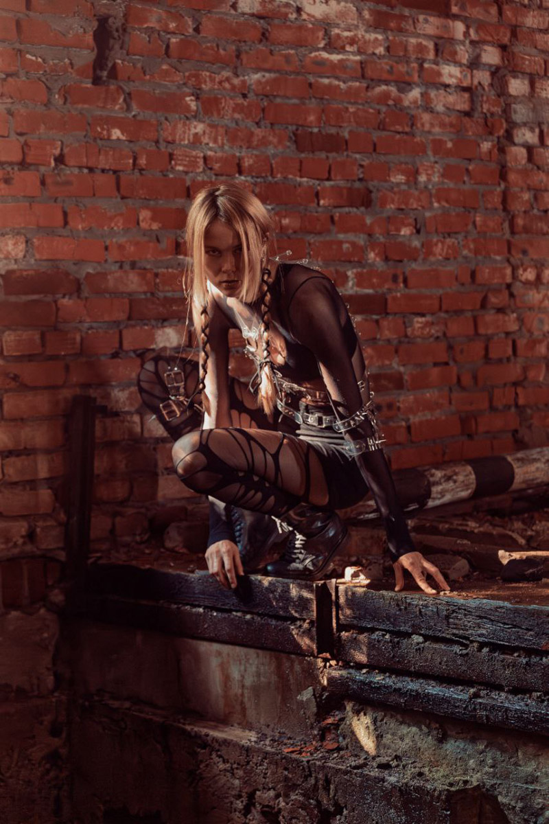 Есть во Владимире умельцы, создающие своими руками фантазийные миры, а заодно самые невероятные образы из потусторонних вселенных. Авторы концептуальных фотопроектов могут собрать ведьмино логово и перенести к далеким звездам на космическом корабле. О своих творческих вызовах владимирские ребята рассказали «Ключ-Медиа».