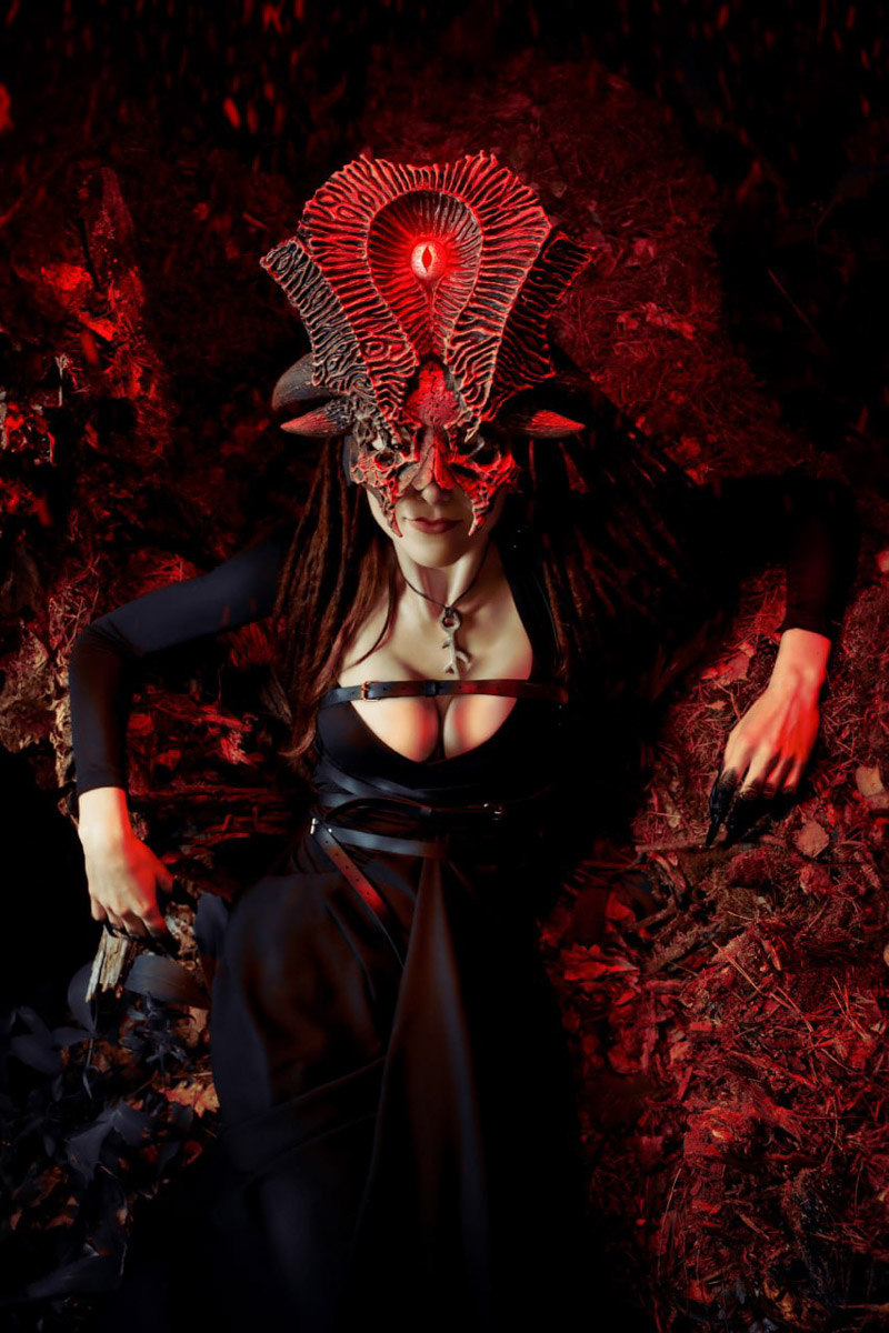 Есть во Владимире умельцы, создающие своими руками фантазийные миры, а заодно самые невероятные образы из потусторонних вселенных. Авторы концептуальных фотопроектов могут собрать ведьмино логово и перенести к далеким звездам на космическом корабле. О своих творческих вызовах владимирские ребята рассказали «Ключ-Медиа».