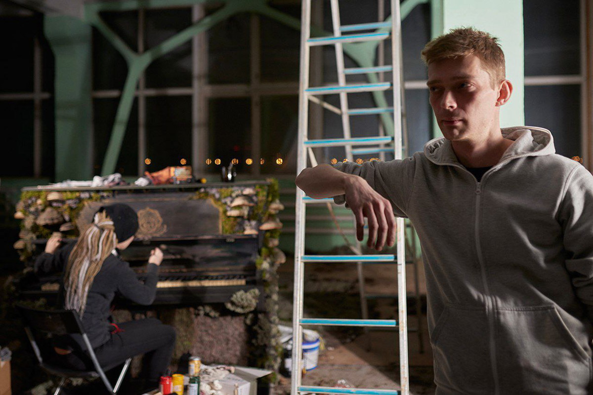 Есть во Владимире умельцы, создающие своими руками фантазийные миры, а заодно самые невероятные образы из потусторонних вселенных. Авторы концептуальных фотопроектов могут собрать ведьмино логово и перенести к далеким звездам на космическом корабле. О своих творческих вызовах владимирские ребята рассказали «Ключ-Медиа».