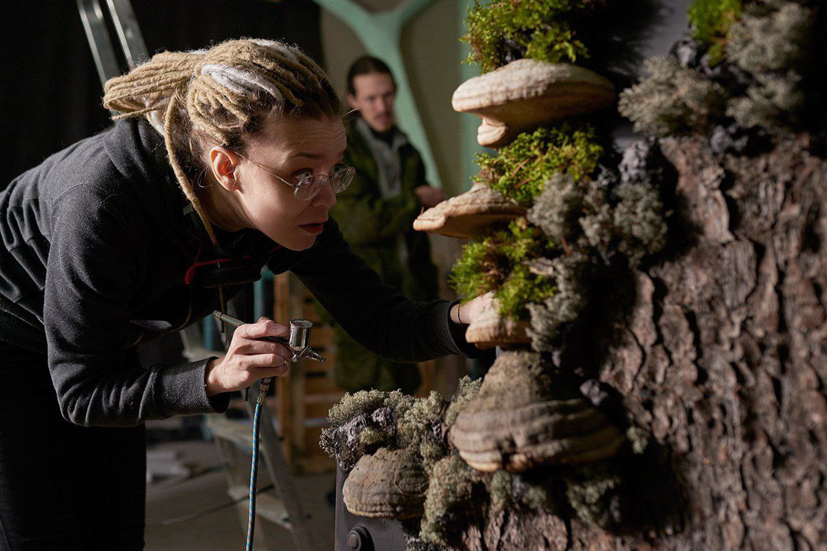 Есть во Владимире умельцы, создающие своими руками фантазийные миры, а заодно самые невероятные образы из потусторонних вселенных. Авторы концептуальных фотопроектов могут собрать ведьмино логово и перенести к далеким звездам на космическом корабле. О своих творческих вызовах владимирские ребята рассказали «Ключ-Медиа».