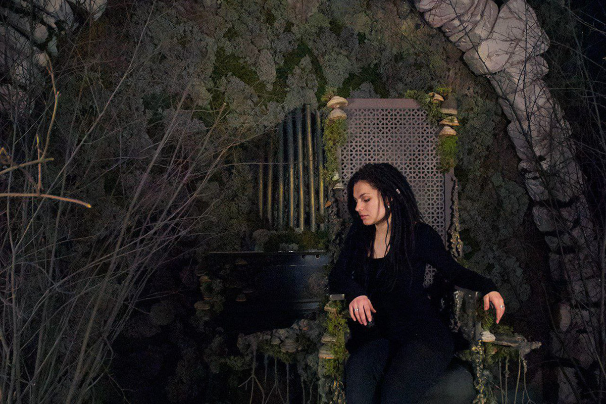 Есть во Владимире умельцы, создающие своими руками фантазийные миры, а заодно самые невероятные образы из потусторонних вселенных. Авторы концептуальных фотопроектов могут собрать ведьмино логово и перенести к далеким звездам на космическом корабле. О своих творческих вызовах владимирские ребята рассказали «Ключ-Медиа».