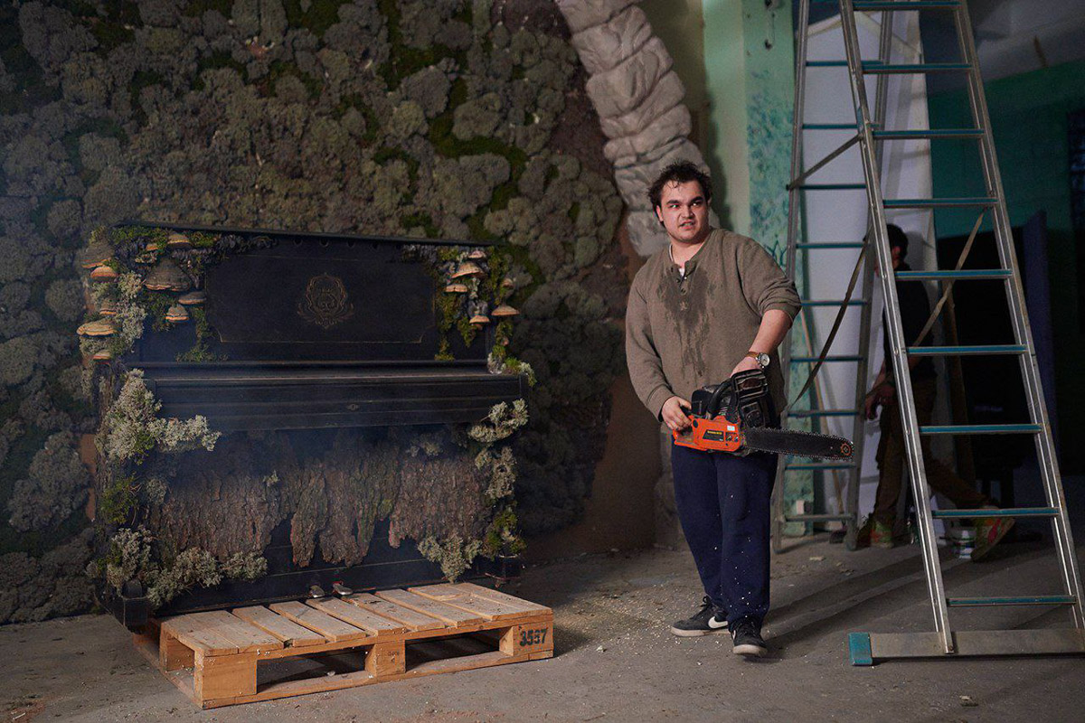 Есть во Владимире умельцы, создающие своими руками фантазийные миры, а заодно самые невероятные образы из потусторонних вселенных. Авторы концептуальных фотопроектов могут собрать ведьмино логово и перенести к далеким звездам на космическом корабле. О своих творческих вызовах владимирские ребята рассказали «Ключ-Медиа».