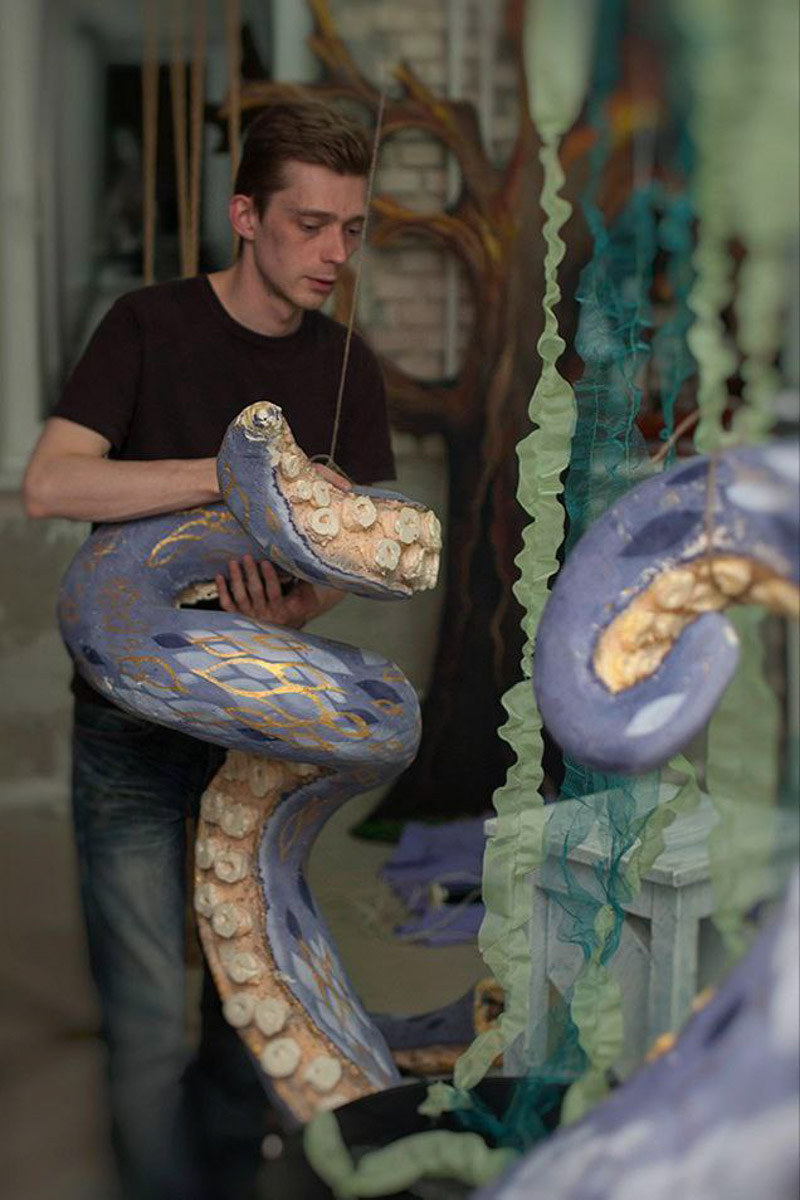 Есть во Владимире умельцы, создающие своими руками фантазийные миры, а заодно самые невероятные образы из потусторонних вселенных. Авторы концептуальных фотопроектов могут собрать ведьмино логово и перенести к далеким звездам на космическом корабле. О своих творческих вызовах владимирские ребята рассказали «Ключ-Медиа».