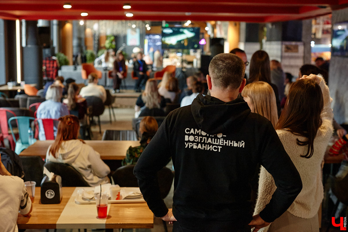 Минувшее воскресенье выдалось продуктивным. Целый день эксперты из разных городов обсуждали развитие Владимира в рамках урбанистического фестиваля «ПереосмыслениеФЕСТ-2025». На этот раз событие посвятили связи эмоций человека и общественного пространства. О чем конкретно говорили собравшиеся — читайте в нашем материале.