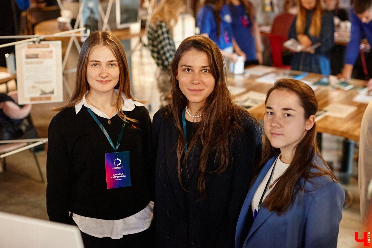 Минувшее воскресенье выдалось продуктивным. Целый день эксперты из разных городов обсуждали развитие Владимира в рамках урбанистического фестиваля «ПереосмыслениеФЕСТ-2025». На этот раз событие посвятили связи эмоций человека и общественного пространства. О чем конкретно говорили собравшиеся — читайте в нашем материале.