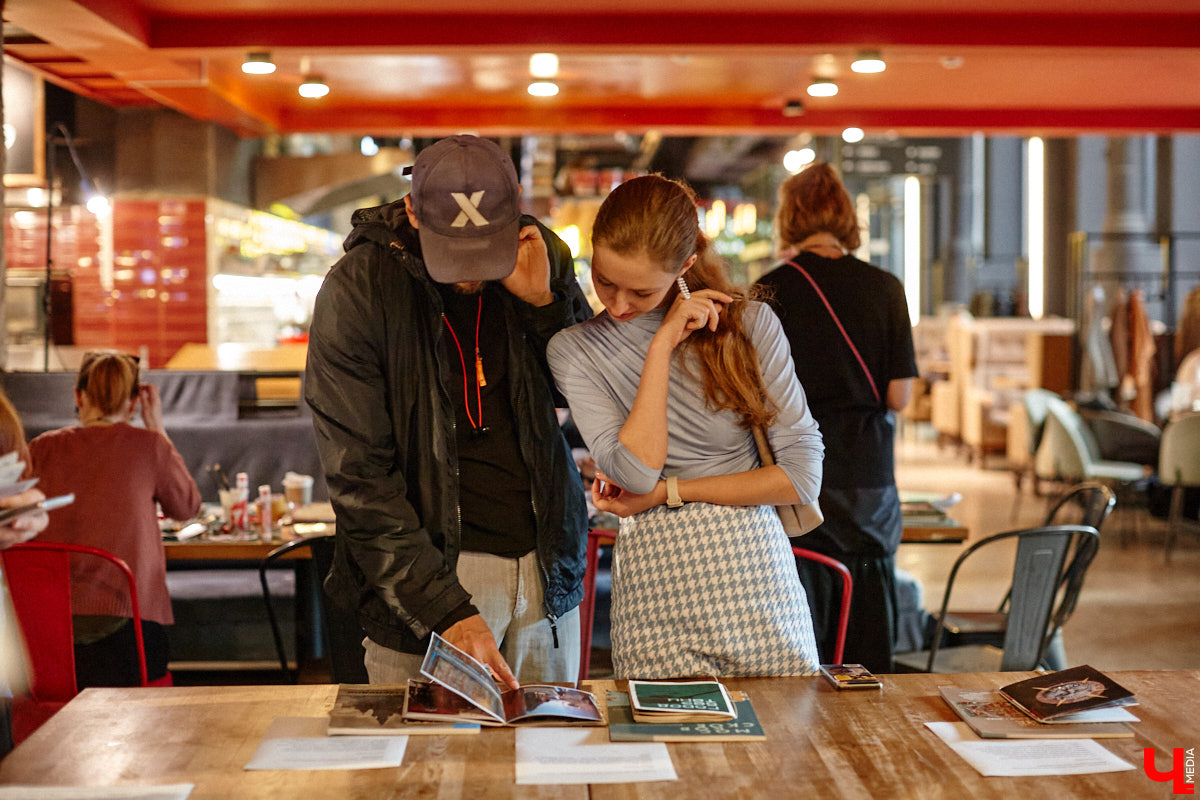 Минувшее воскресенье выдалось продуктивным. Целый день эксперты из разных городов обсуждали развитие Владимира в рамках урбанистического фестиваля «ПереосмыслениеФЕСТ-2025». На этот раз событие посвятили связи эмоций человека и общественного пространства. О чем конкретно говорили собравшиеся — читайте в нашем материале.