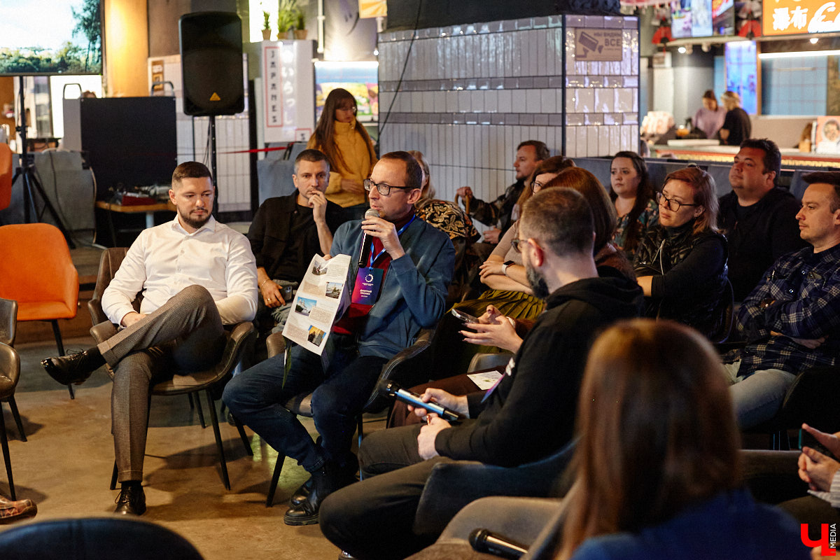 Минувшее воскресенье выдалось продуктивным. Целый день эксперты из разных городов обсуждали развитие Владимира в рамках урбанистического фестиваля «ПереосмыслениеФЕСТ-2025». На этот раз событие посвятили связи эмоций человека и общественного пространства. О чем конкретно говорили собравшиеся — читайте в нашем материале.