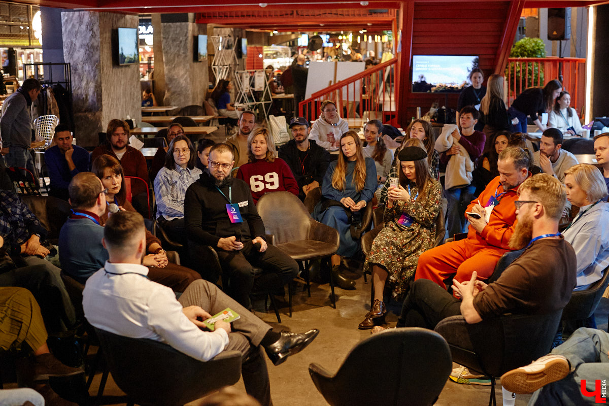 Минувшее воскресенье выдалось продуктивным. Целый день эксперты из разных городов обсуждали развитие Владимира в рамках урбанистического фестиваля «ПереосмыслениеФЕСТ-2025». На этот раз событие посвятили связи эмоций человека и общественного пространства. О чем конкретно говорили собравшиеся — читайте в нашем материале.