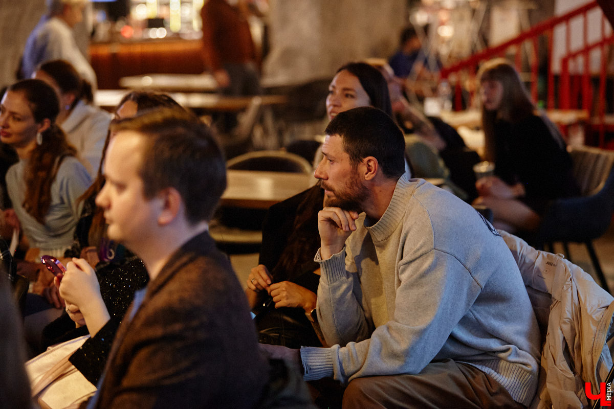 Минувшее воскресенье выдалось продуктивным. Целый день эксперты из разных городов обсуждали развитие Владимира в рамках урбанистического фестиваля «ПереосмыслениеФЕСТ-2025». На этот раз событие посвятили связи эмоций человека и общественного пространства. О чем конкретно говорили собравшиеся — читайте в нашем материале.