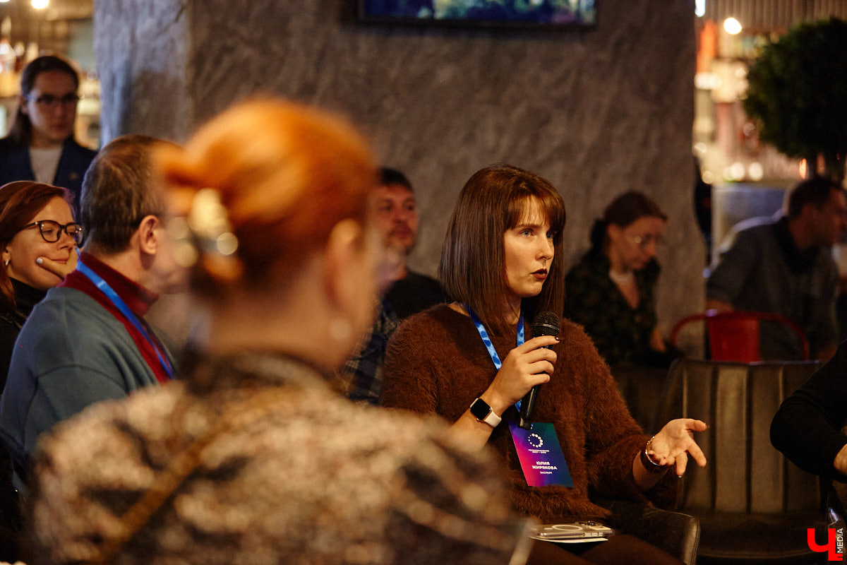 Минувшее воскресенье выдалось продуктивным. Целый день эксперты из разных городов обсуждали развитие Владимира в рамках урбанистического фестиваля «ПереосмыслениеФЕСТ-2025». На этот раз событие посвятили связи эмоций человека и общественного пространства. О чем конкретно говорили собравшиеся — читайте в нашем материале.