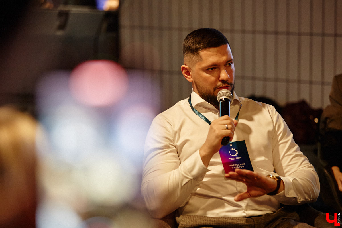 Минувшее воскресенье выдалось продуктивным. Целый день эксперты из разных городов обсуждали развитие Владимира в рамках урбанистического фестиваля «ПереосмыслениеФЕСТ-2025». На этот раз событие посвятили связи эмоций человека и общественного пространства. О чем конкретно говорили собравшиеся — читайте в нашем материале.