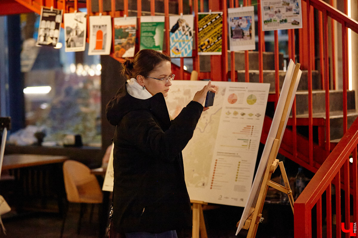 Минувшее воскресенье выдалось продуктивным. Целый день эксперты из разных городов обсуждали развитие Владимира в рамках урбанистического фестиваля «ПереосмыслениеФЕСТ-2025». На этот раз событие посвятили связи эмоций человека и общественного пространства. О чем конкретно говорили собравшиеся — читайте в нашем материале.