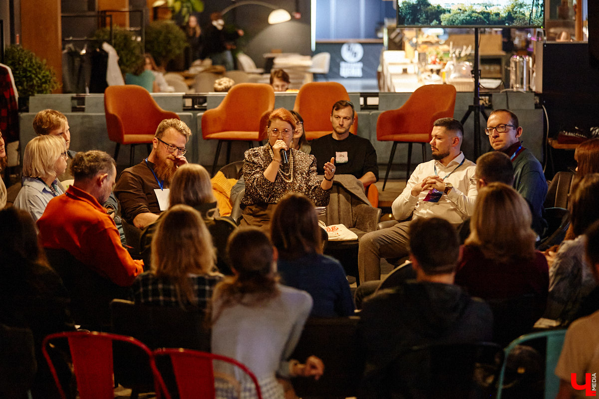 Минувшее воскресенье выдалось продуктивным. Целый день эксперты из разных городов обсуждали развитие Владимира в рамках урбанистического фестиваля «ПереосмыслениеФЕСТ-2025». На этот раз событие посвятили связи эмоций человека и общественного пространства. О чем конкретно говорили собравшиеся — читайте в нашем материале.